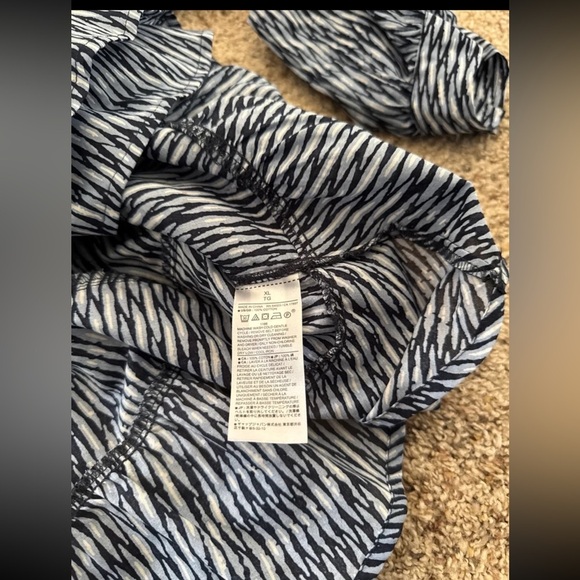 NWT Banana Republic BELTED TIERED BLOUSE Blue Print 
size XL - Picture 12 of 12